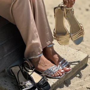 Sandalias negras elegantes de tiras brillantes - P1530