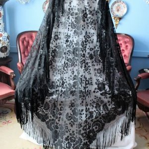 Manton de encaje negro francés (M105)
